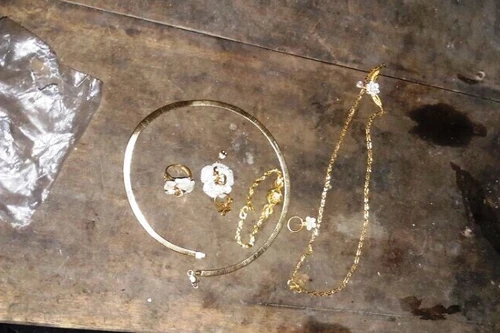 Nhóm đối tượng cạy hòm công đức nhà thờ sa lưới