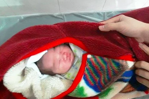 Bé gái sơ sinh còn nguyên dây rốn bị bỏ rơi trước cửa nhà dân