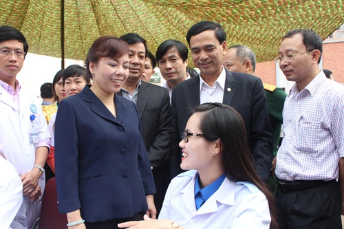 Những bác sĩ Hà Nội tuổi 9X tình nguyện ở lại biên cương