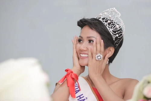 H'hen Niê nói gì khi bất ngờ được công nhận là Á hậu 3 "Miss Universe 2018"