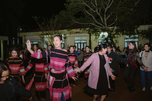 Hoa hậu Thiên Ân mặc trang phục đồng bào Bana, múa cồng chiêng