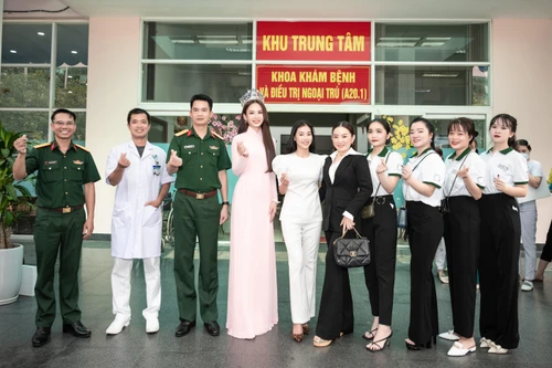 Hoa hậu Mai Phương đàn hát tri ân những "bóng hồng" tại viện nhân dịp 20-10