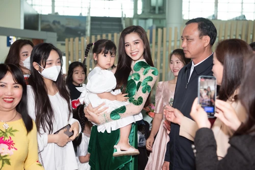 Top 13 "Miss World" Đỗ Thị Hà mặc áo dài mang hình ảnh rau má về quê nhà Thanh Hóa