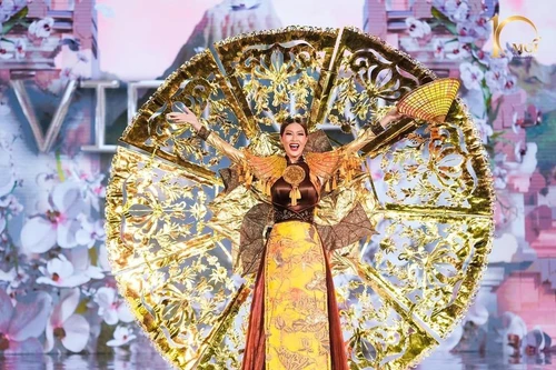 Thiên Ân mặc trang phục nặng 14kg trình diễn tại "Miss Grand International" 