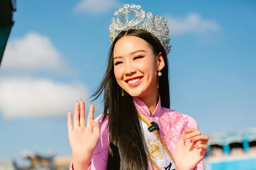 "Hoa hậu Liên lục địa 2022" Bảo Ngọc diễu hành bằng ghe về quê