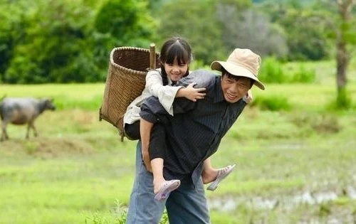 Thái Hòa tiết lộ bị ảnh hưởng cột sống vì đóng vai gù