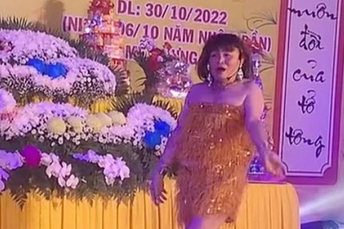 Thực hư clip nghệ sĩ Xuân Hinh mặc trang phục biểu diễn phản cảm tại nơi chùa chiền