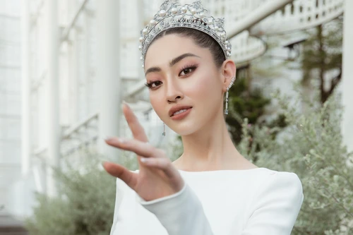 Hoa hậu Lương Thùy Linh mặc váy cưới, người hâm mộ giục "cưới chồng thôi"