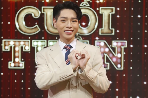 Ca sĩ Đức Phúc trổ tài vẽ tranh, thi hát karaoke