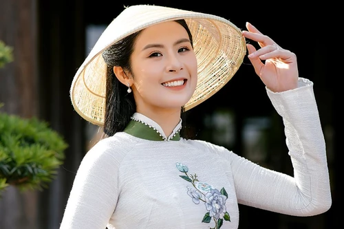 Hoa hậu Ngọc Hân ra mắt bộ sưu tập áo dài lấy cảm hứng từ Huế