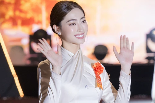 Hoa hậu Lương Thùy Linh quyên góp 200 triệu đồng trong ngày đầu làm giảng viên