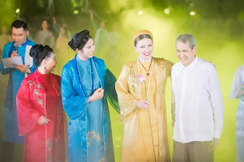 Hoa hậu Ngọc Hân ra mắt bộ sưu tập áo dài lấy cảm hứng từ danh thắng Yên Tử 