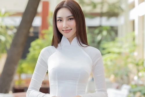 Hoa hậu Thùy Tiên xúc động khi gặp lại thầy cô giáo cũ