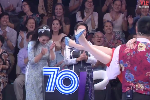 Màn "bế nhau" bị cho là phản cảm trong chương trình "Ký ức vui vẻ"