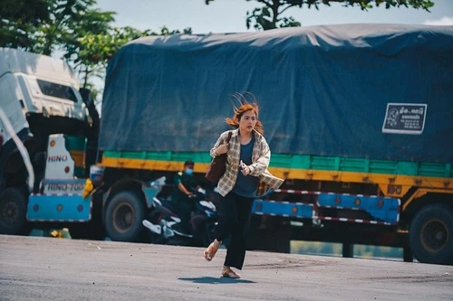 Vân Trang tiết lộ lý do vừa sinh đôi đã nhận lời trở lại phim trường