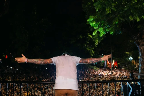 Ca sĩ Tuấn Hưng: "Hứng lên là hát, hâm mà!"