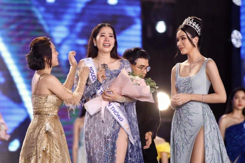 "Hậu" Miss World Vietnam 2022, Nam Em có hành động bất ngờ, lý giải việc khóc như mưa trên sân khấu