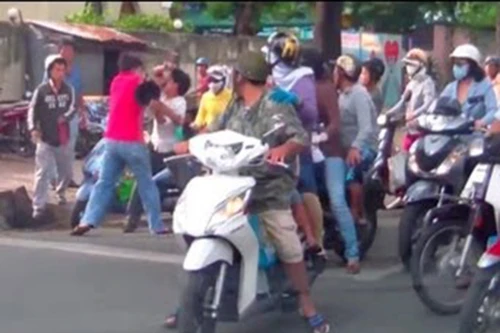 Chiếc xe tải và người đàn ông vác sắt qua đường – Buồn cho văn hóa giao thông