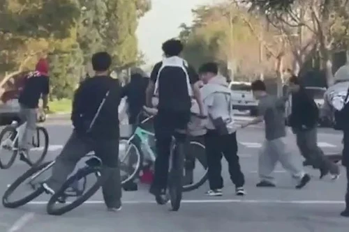 Los Angeles: Đám đông thanh thiếu niên tấn công người đàn ông giữa ban ngày 