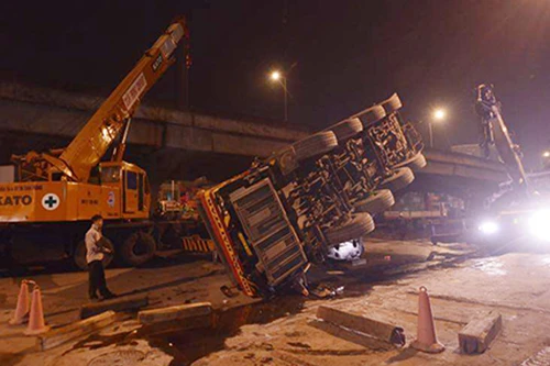 Vụ lật xe cần cẩu trong đêm, may mắn không xảy ra thương vong