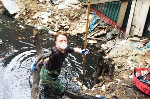 Ông Tây dọn cống truyền thông điệp xanh