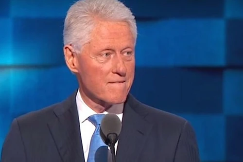 Cựu Tổng thống Bill Clinton lỡ miệng nói vợ thường xuyên bị ngất