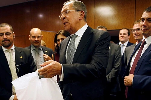 Ngoại trưởng Mỹ tặng bánh pizza để tạ lỗi với Nga 