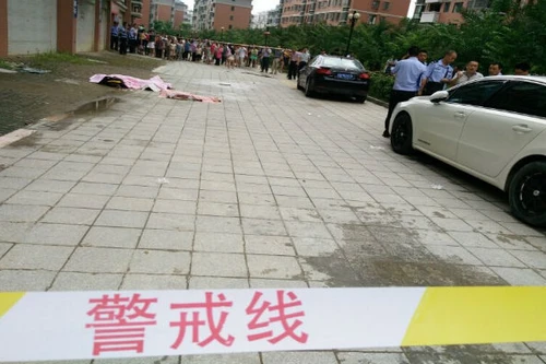 Ông bố nhẫn tâm ném 2 con xuống đất, rồi nhảy lầu tự tử