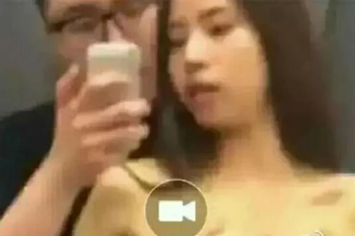 Cặp đôi vô tư "mây mưa" trong phòng thử đồ