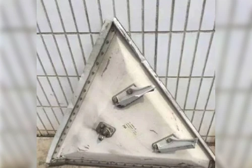 Cửa máy bay nặng 60kg rơi thủng mái nhà máy