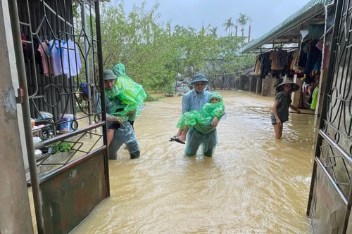 Công an huyện Chương Mỹ hỗ trợ người dân di dời ra khỏi vùng ngập nước 