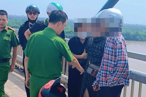 Kịp thời ngăn chặn người phụ nữ có ý định tiêu cực trên cầu Nhật Tân
