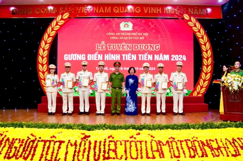 Nhiều cán bộ, chiến sỹ Công an quận Tây Hồ được khen thưởng