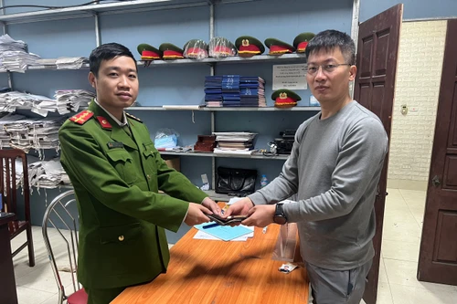 Người dân cảm ơn Công an huyện Đông Anh