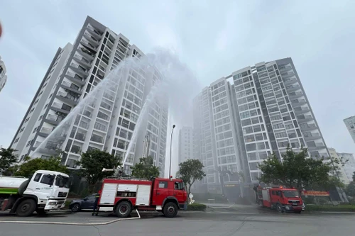 Diễn tập phương án chữa cháy, thoát nạn phối hợp nhiều lực lượng tại chung cư cao tầng