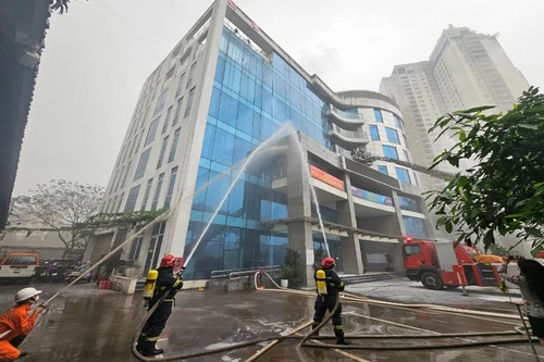 Nhiều lực lượng tham gia diễn tập xử lý tình huống giả định cháy, nổ lớn tại Công ty Điện lực Nam Từ Liêm