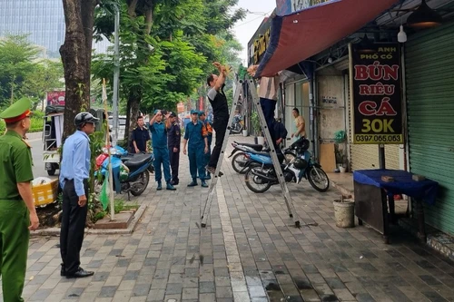 Quận Tây Hồ xử lý nhiều vi phạm về trật tự an toàn giao thông, trật tự đô thị 