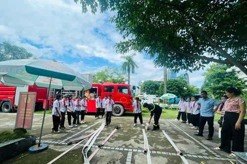 Trung tâm Giáo dục cộng đồng về phòng cháy, chữa cháy và cứu nạn, cứu hộ hướng dẫn trải nghiệm cho học sinh