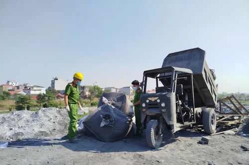 Phát hiện đối tượng đổ trộm chất độc hại ra môi trường