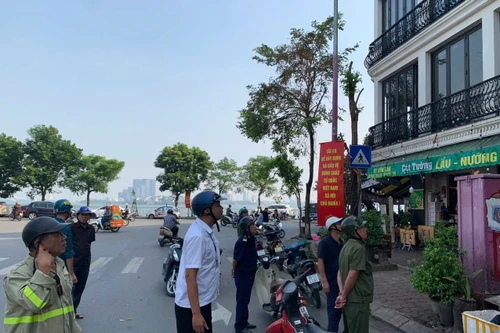 Ra quân xóa bỏ bục bệ, mái vẩy vi phạm trật tự đô thị tại quận Tây Hồ