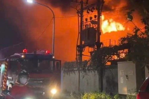 Dập tắt đám cháy xưởng may trong đêm ở huyện Hoài Đức