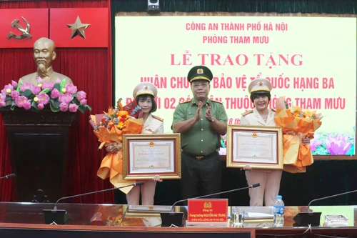 Trao tặng Huân chương Bảo vệ Tổ quốc hạng Ba cho các đồng chí nguyên lãnh đạo Phòng Tham mưu Công an Hà Nội