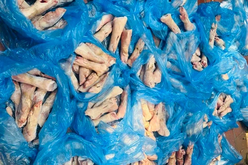 Phát hiện xe tải chở số lượng lớn móng giò không rõ nguồn gốc