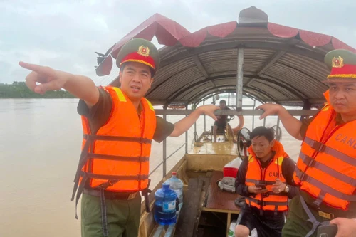 Công an quận Tây Hồ hạ thủy 3 ca nô chuyên dụng tăng cường công tác phòng chống lục bão