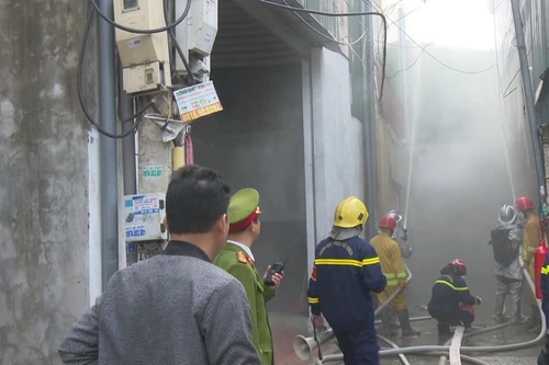 Người dân làng nghề ở huyện Thường Tín thực hành chữa cháy, cứu người