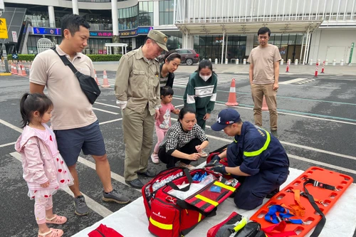 Lính cứu hỏa giúp người dân trải nghiệm kỹ năng sinh tồn trong hỏa hoạn