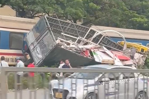 Một lái xe ô tô bị thương nặng sau khi xảy ra va chạm với tàu hoả