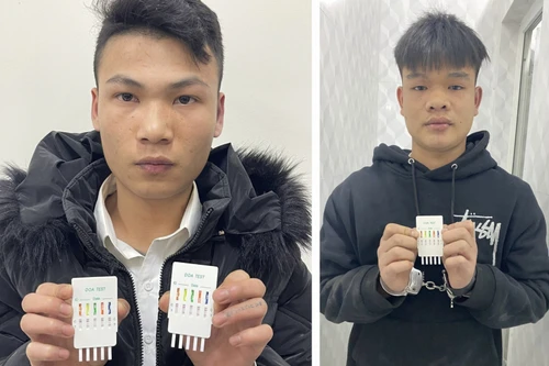 Sợ đo nồng độ cồn, 2 đối tượng lao thẳng vào Công an rồi bỏ chạy