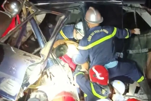 Kịp thời cứu tài xế mắc kẹt trong ca bin xe tai nạn