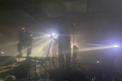 Xử lý nhanh đám cháy tại kho linh kiện trong khu công nghiệp Thăng Long